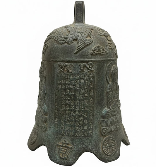 "Vista posterior de campana ritual budista antigua mostrando inscripciones de sutras y caracteres clásicos grabados en bronce con pátina original."