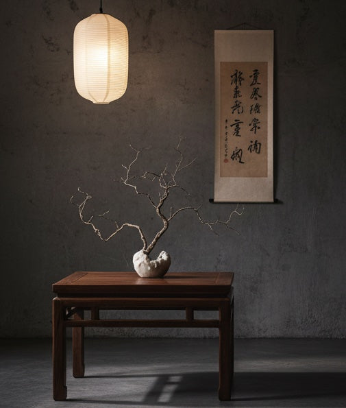 Mesa de exposición de madera antigua en ambiente minimalista de galería de arte con iluminación tenue.