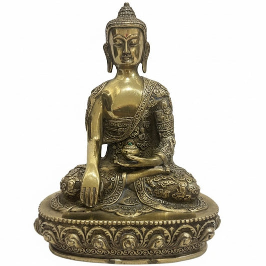 Estatua de Buda sentado en posición de loto de bronce dorado sobre fondo blanco.