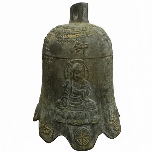 "Campana ritual budista de bronce antiguo con relieve detallado de Buda sentado, dragones celestiales y caracteres chinos en la parte superior. Fondo blanco."