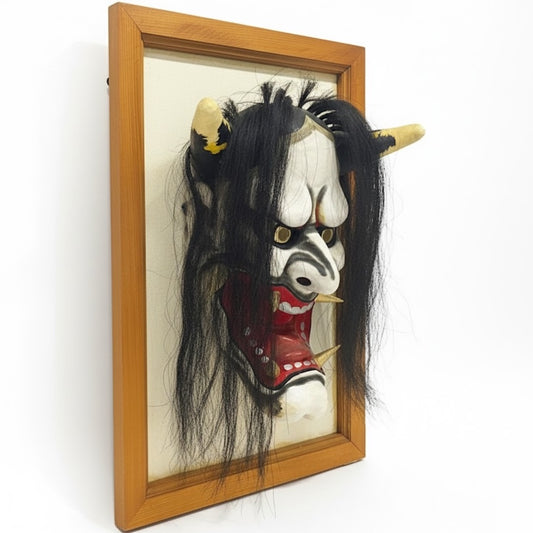 Vista lateral de máscara japonesa de danza Kagura mostrando el relieve de las facciones y la profundidad.