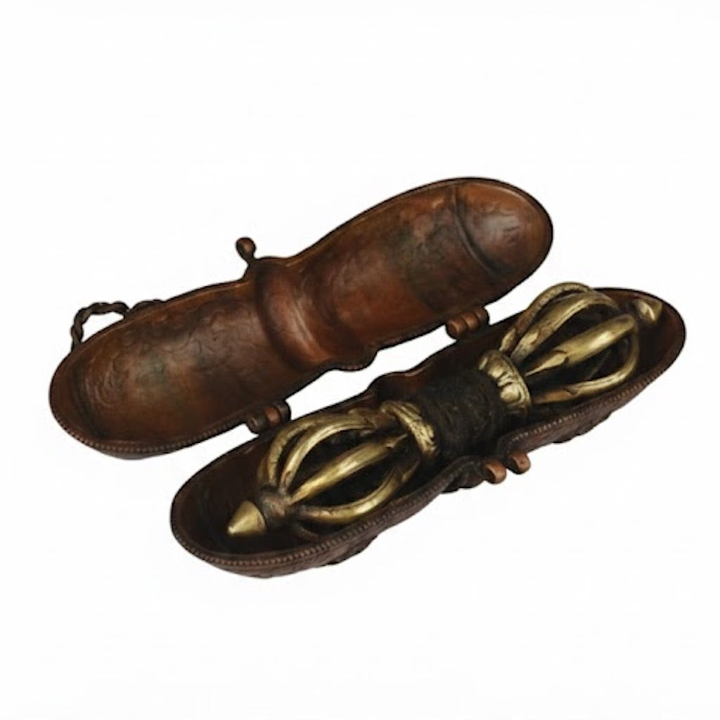 Conjunto de Vajra budista descansando dentro de su estuche de metal original forrado, artesanía del Himalaya.